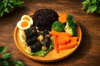 Hình ảnh Cơm ức gà cuộn rong biển