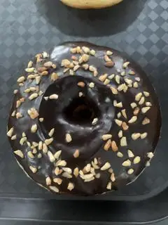 Hình ảnh Donut socola hạt điều