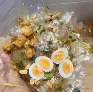 Hình ảnh Bánh tráng trộn mỡ hành - da heo tỏi ớt