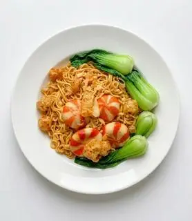 Hình ảnh Mì trộn tóp mỡ viên hải sản nhân trứng cá