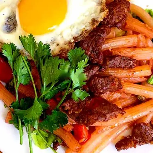Hình ảnh Nui xào BÒ + TRỨNG OPLA 