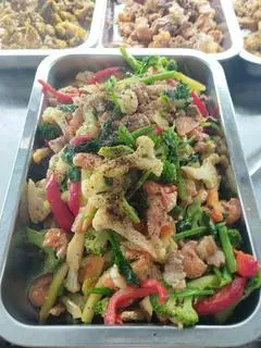 Hình ảnh Cơm Thịt xào bông cải 