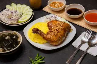 Hình ảnh Cơm Đùi Ghóc Tư Sốt Mắm Tỏi 