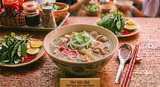 Hình ảnh Phở Đặc Biệt (tái, nạm, gân, viên, đuôi)