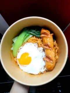 Hình ảnh Mì trộn trứng xúc xích
