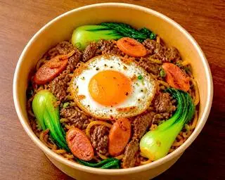 Hình ảnh Mì trộn thập cẩm bò, trứng, xúc xích 
