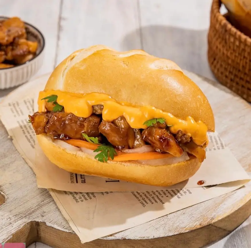 Hình ảnh Bánh mì Gà Nướng Mật Sốt Phô Mai