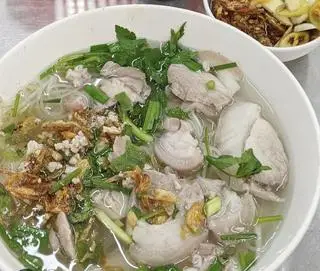 Hình ảnh Hủ tiếu thịt heo cắt lác kèm sa tế xiu cay