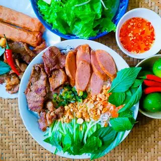 Hình ảnh Bún thịt nướng - nem nướng