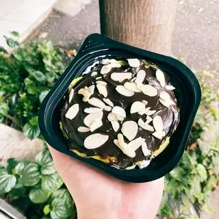 Hình ảnh crep sầu ngàn lớp bọc socola hạnh nhân 
