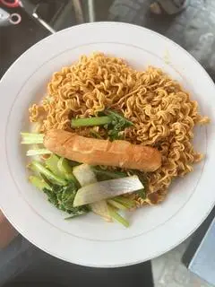 Hình ảnh Mì xào xúc xích phô mai