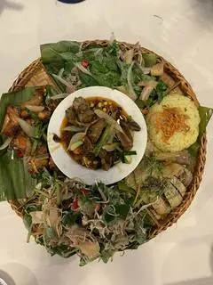Hình ảnh Gà lên mâm nửa con