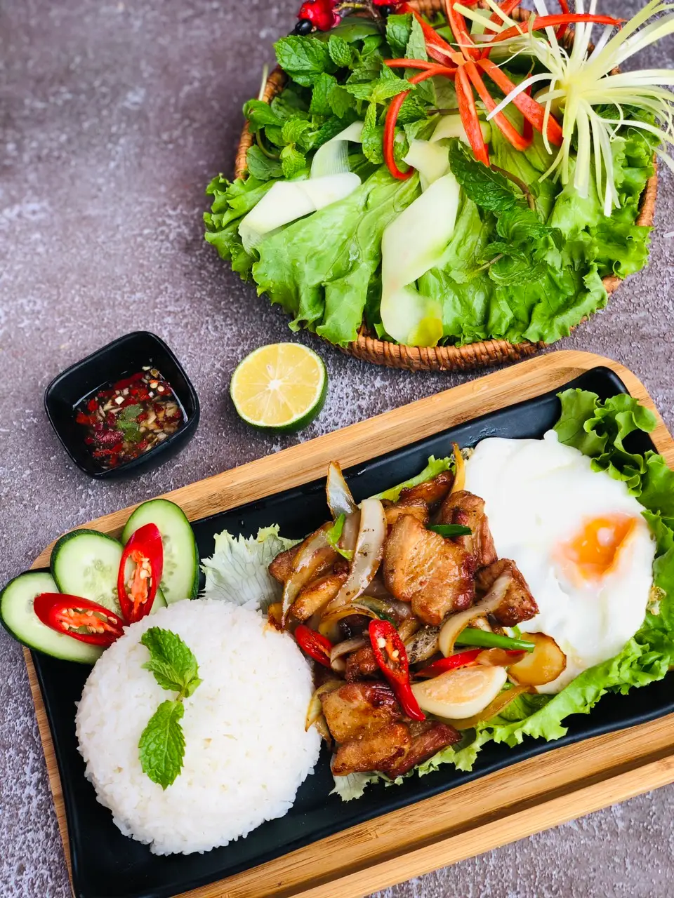 Hình ảnh Ba Chỉ Chiên Mắm - Trứng Ốp