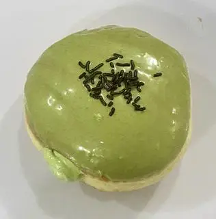 Hình ảnh Donut nhân kem trà xanh - phủ scl trà xanh