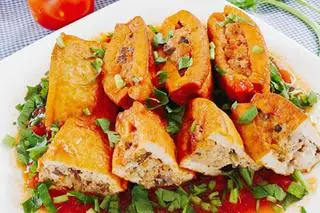Hình ảnh Cơm đậu hũ nhồi thịt sốt cà + nước