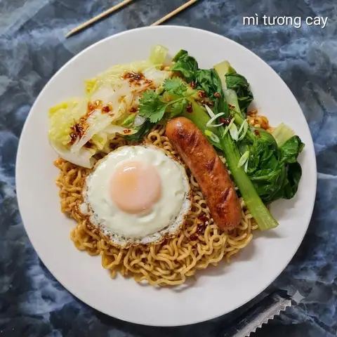 Hình ảnh Mì tương cay trộn rau - trứng - xúc xích