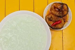 Hình ảnh cháo trắng lá dứa cá lóc kho tiêu 