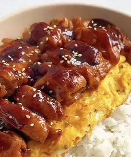 Hình ảnh CƠM GÀ TERIYAKI PHỦ TRỨNG & SÚP RONG BIỂN