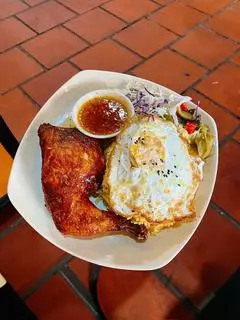 Hình ảnh Cơm gà góc tư sốt mắm tỏi - ốp la