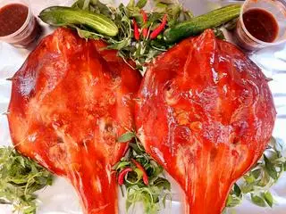 Hình ảnh Nửa con vịt quay tỳ ba da giòn