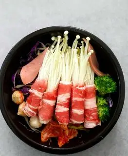Hình ảnh Mì kim chi bò Mỹ cuốn nấm