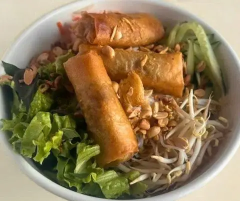 Hình ảnh Bún chả giò giòn rụm
