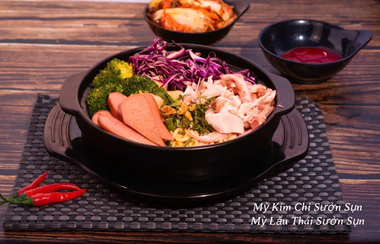 Hình ảnh Mì kim chi sườn sụn