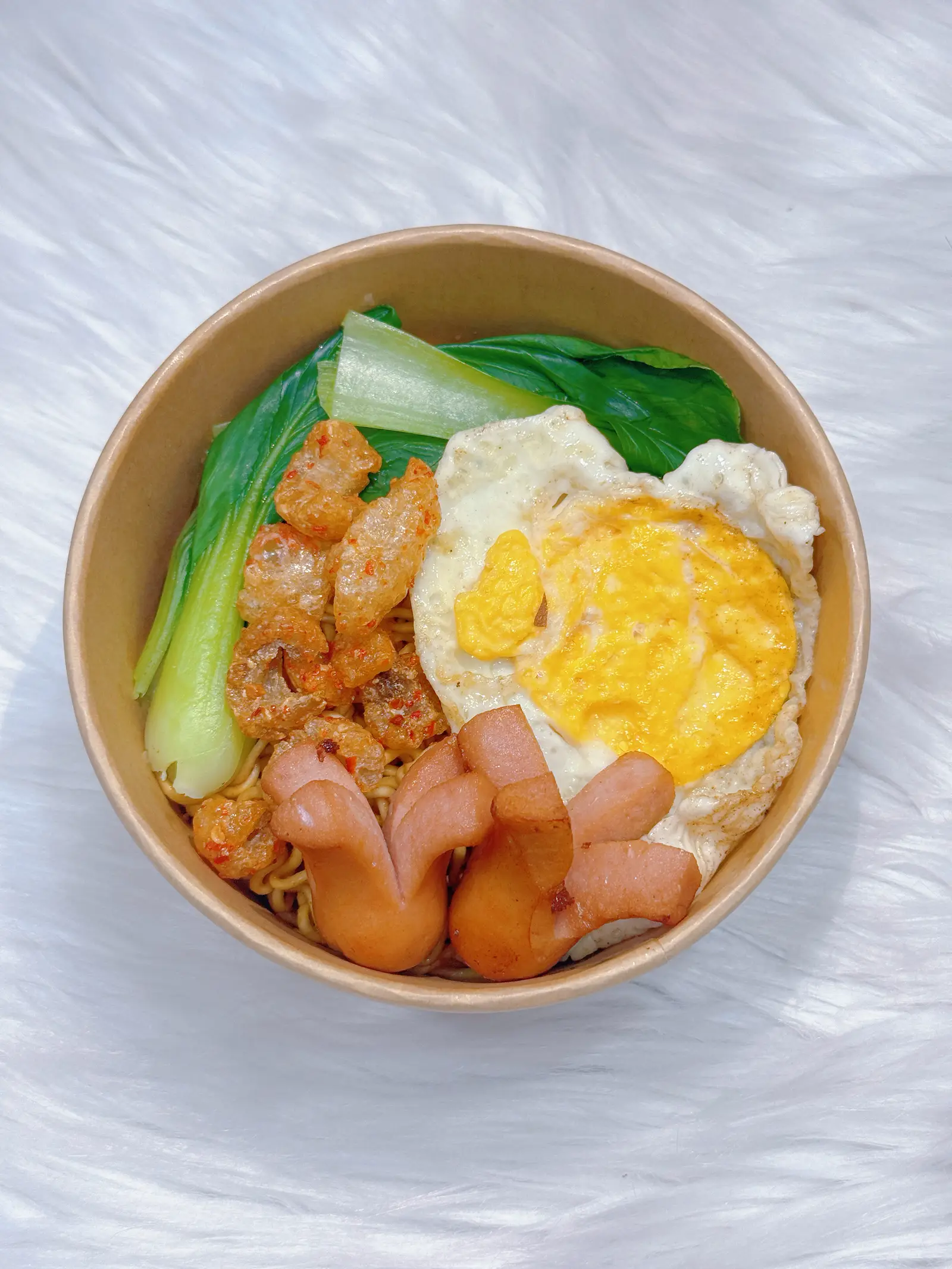 Hình ảnh Mì trộn Bee 3 - rau, trứng, xúc xích