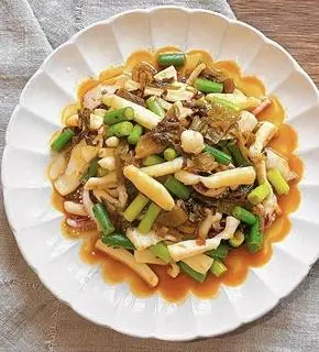 Hình ảnh 鱿鱼烧咸菜- Mực xào dưa muối – Stir-Fried Squid with Pickled Mustard Greens