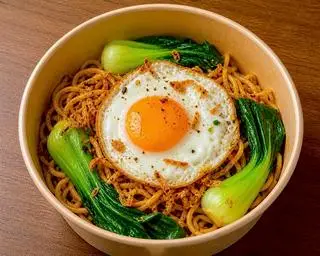 Hình ảnh Mì trộn trứng ốp la