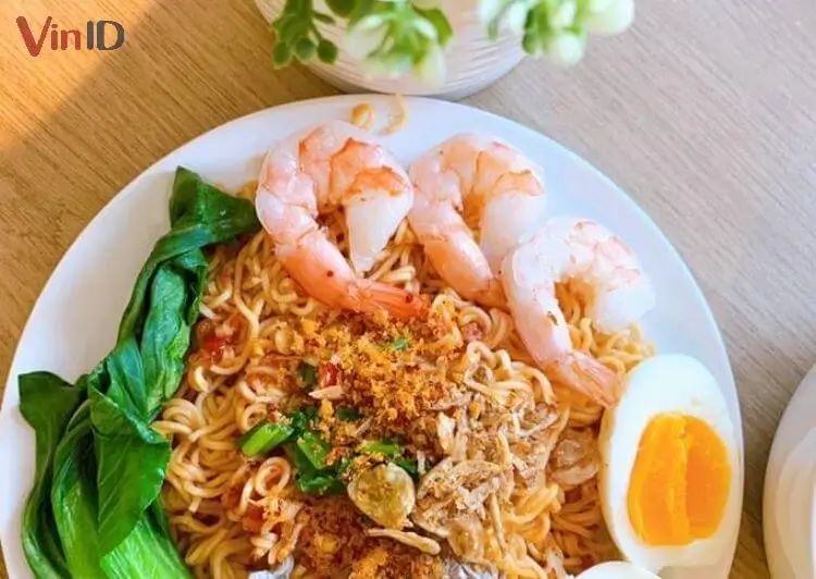 Hình ảnh Mì trộn tôm trứng lòng đào
