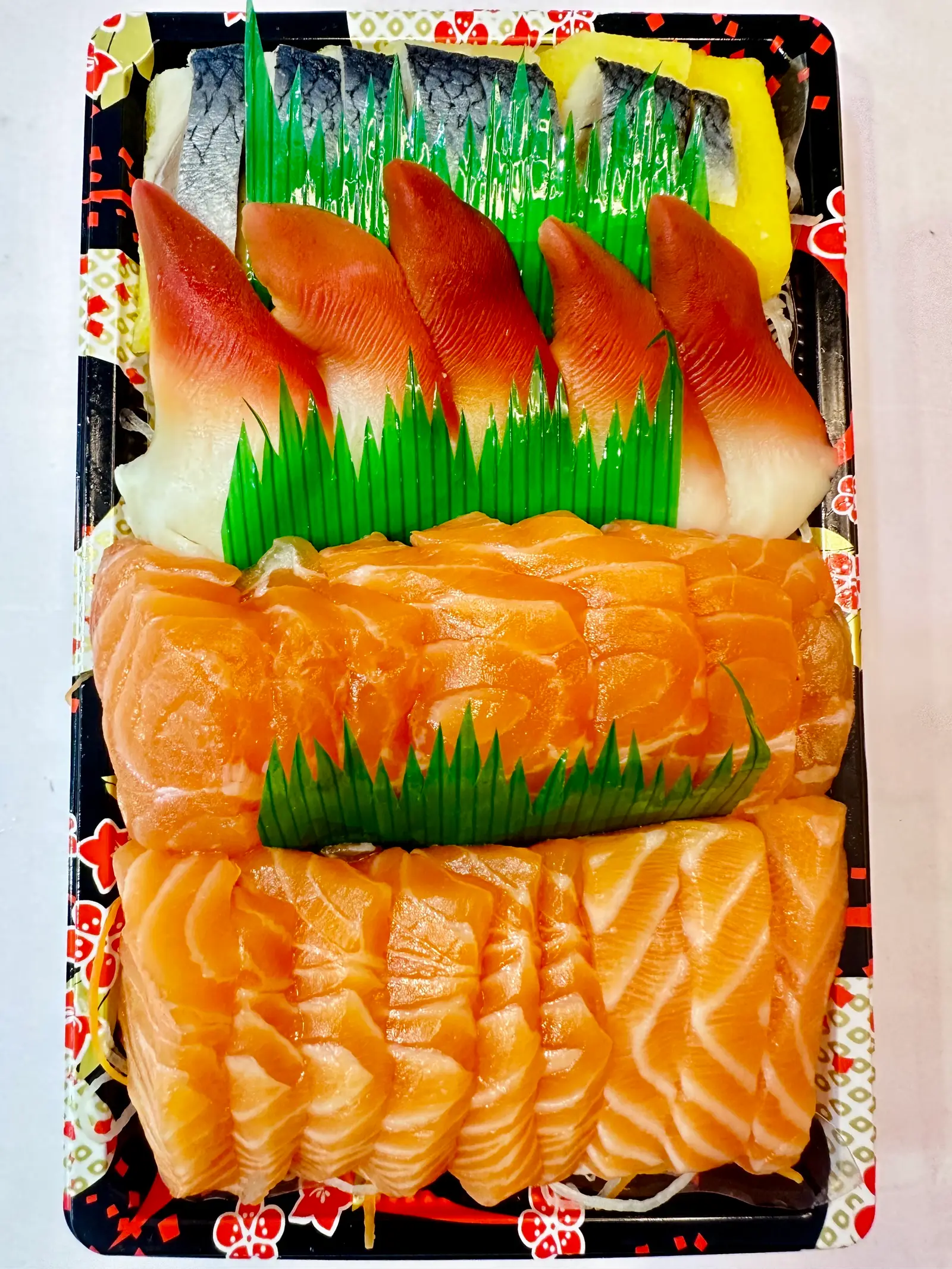 Hình ảnh Sashimi set 6 - 200gr cá hồi - 10 miếng sò đỏ - 1 thanh cá trích