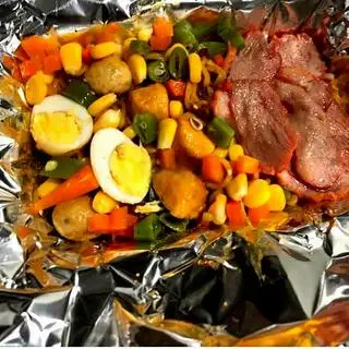 Hình ảnh Mì trộn indomie đầy đủ