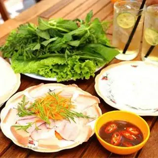 Hình ảnh Bánh tráng phơi sương thịt đùi cuốn rau rừng