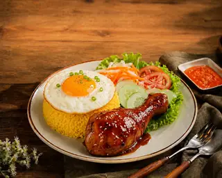 Hình ảnh 1 Cơm Đùi Gà+1 Trứng Ốp La