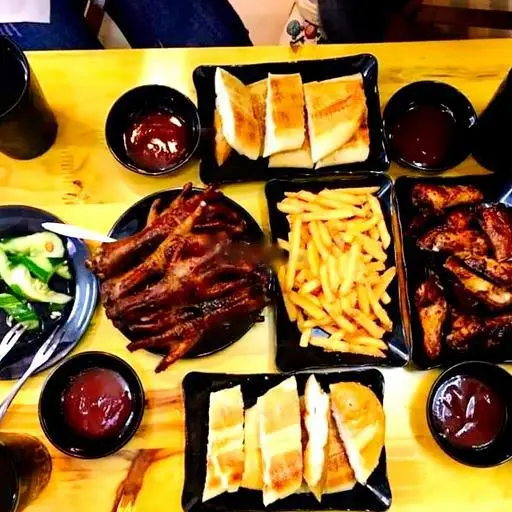 Hình ảnh Combo 6 chân gà - 2 cánh gà - 2 bánh mì