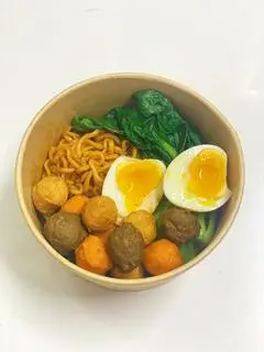 Hình ảnh Mì trộn Hàn Quốc viên chiên thập cẩm - trứng lòng đào