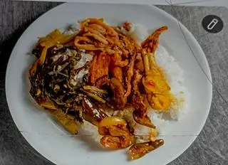 Hình ảnh Cơm dưa mắm chiên tỏi ớt - cá cơm chiên
