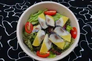Hình ảnh Salat cá trích ép trứng