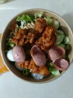 Hình ảnh Bún trộn thịt nướng+ xúc xích
