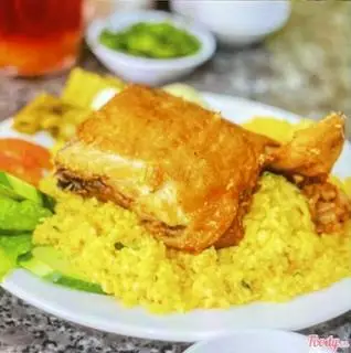 Hình ảnh Cơm gà xối mỡ má đùi