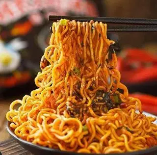 Hình ảnh Mì trộn trứng + xúc xích 