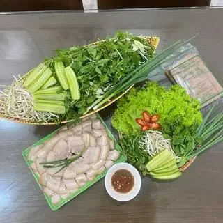 Hình ảnh bánh tráng cuốn thịt luộc rau sống mắm nêm