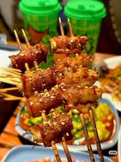 Hình ảnh Xiên heo cuộn nấm kim chi