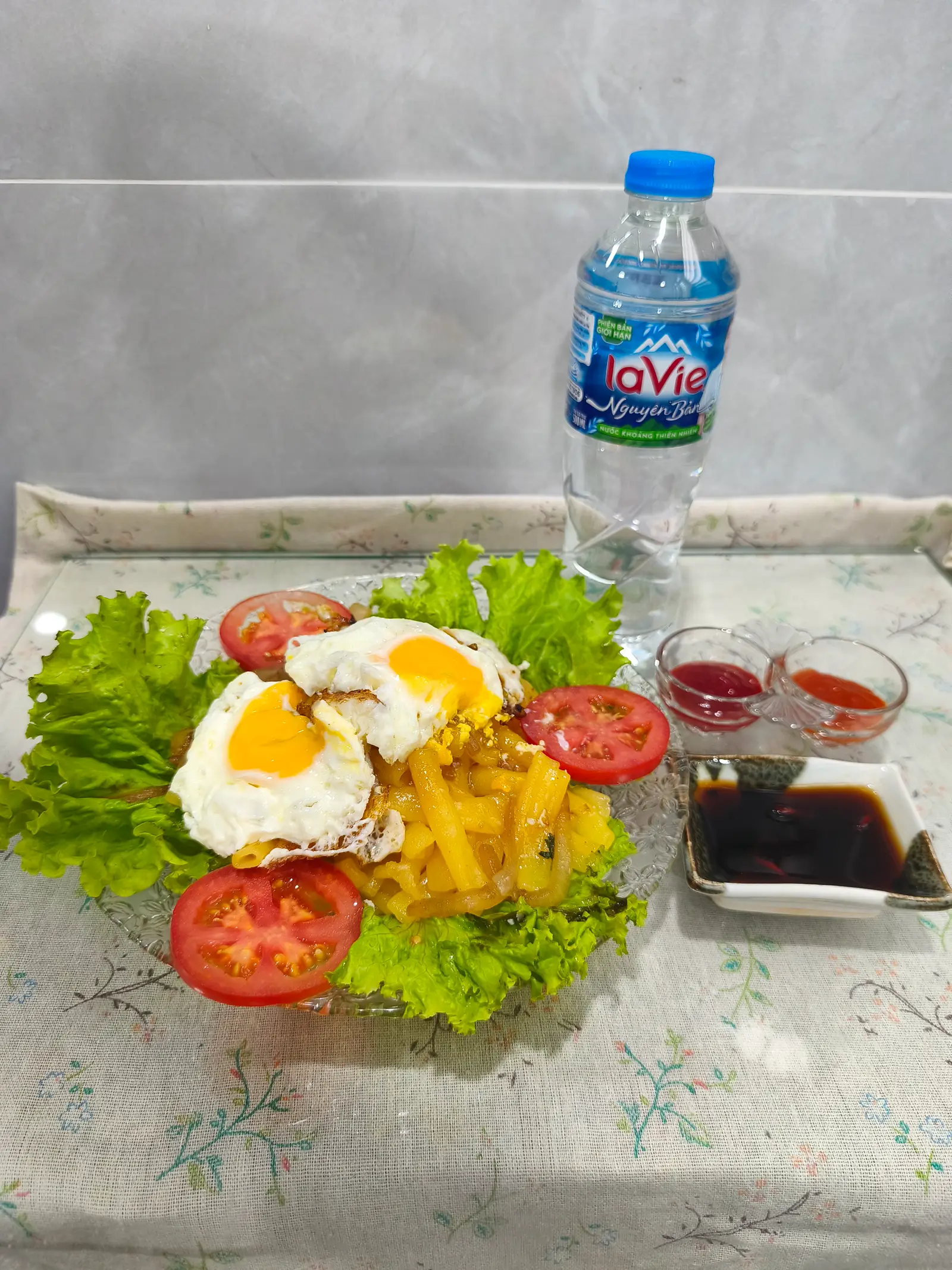 Hình ảnh Combo Nui xào trứng + nước suối