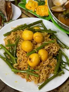 Hình ảnh Trứng gà non xào mì