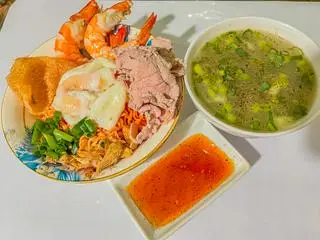 Hình ảnh Mì trộn trứng lòng đào bò tôm