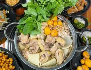 Hình ảnh Combo Lẩu Gà Lá Giang Lớn Thêm Trứng Non Và Ngọc Kê (3-4 Người)