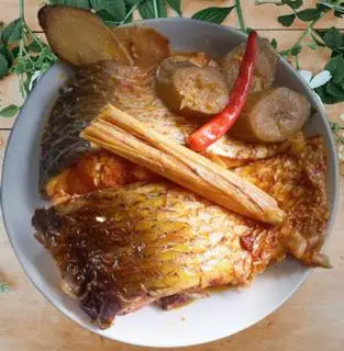 Hình ảnh Cá trắm kho chuối (500g)