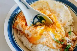 Hình ảnh Cơm 2 quả trứng ốp la + đậu rán kèm rau
